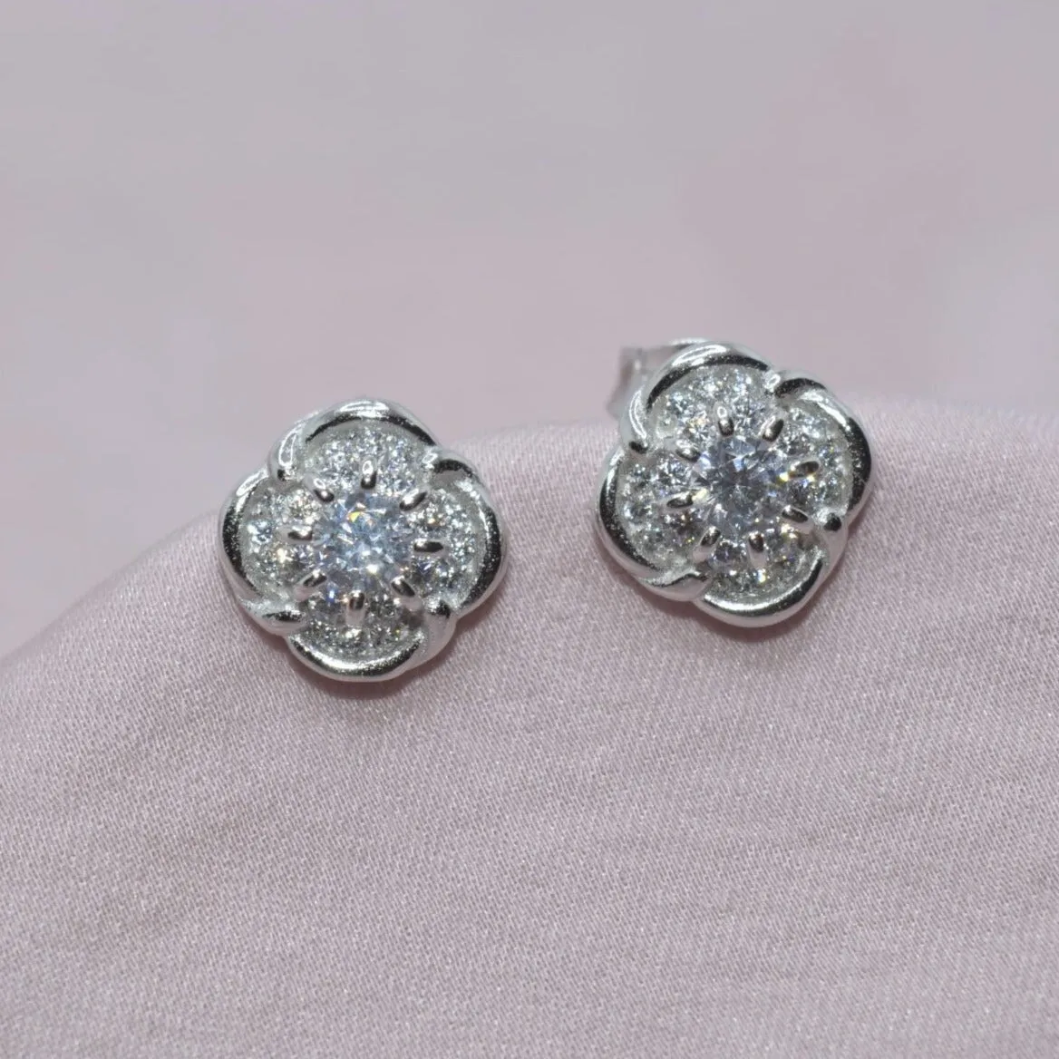Shimmery Flower Earring